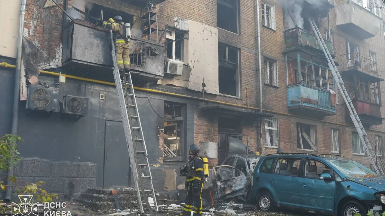 У Києві 8 людей постраждали внаслідок російської атаки, ще 12 людей вдалося врятувати (фото)