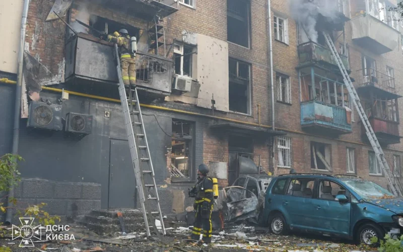 У Києві 8 людей постраждали внаслідок російської атаки, ще 12 людей вдалося врятувати (фото)