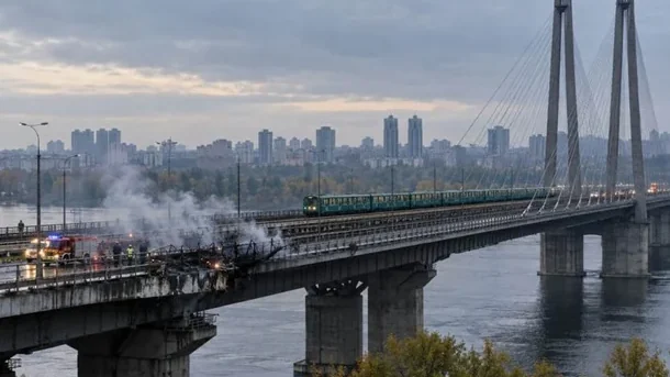 У Києві після російських ударів перекрили Південний міст, на мостах Патона та Метро обмежили рух