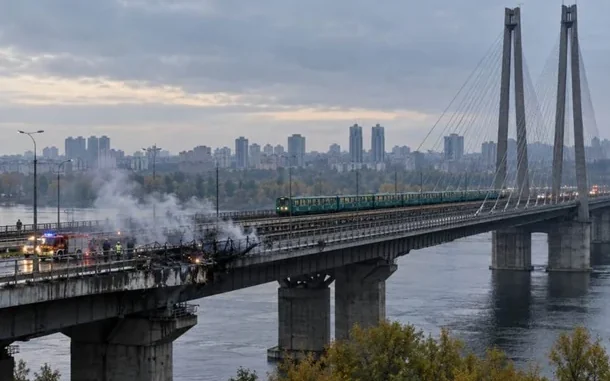 У Києві після російських ударів перекрили Південний міст, на мостах Патона та Метро обмежили рух