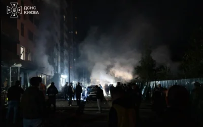 Нічна атака на Київ: у двох районах спалахнули пожежі, поранено чоловіка (фото)
