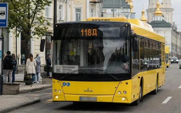 Автобуси відновили рух на правий берег Києва мостом Патона