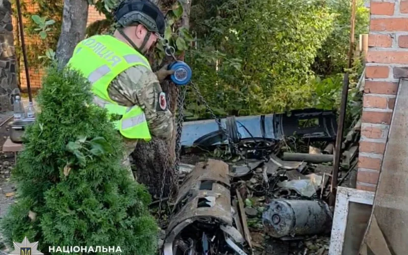 Вибухотехніки вилучили нездетоновану бойову частину російського БпЛА з подвір’я у Деснянському районі (відео)