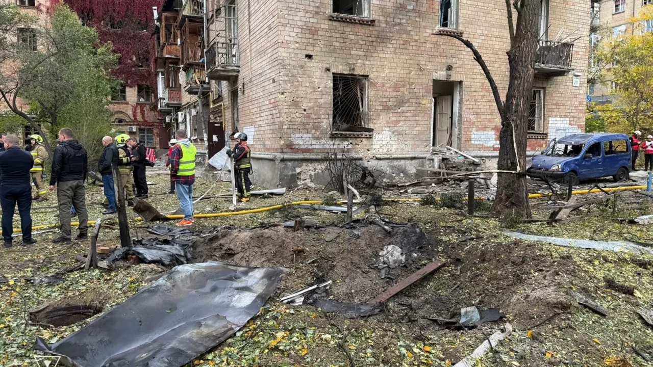 У Печерському районі Києва через обстріл загорівся автомобіль: пошкоджено будинки, п’ятеро поранених (фото)