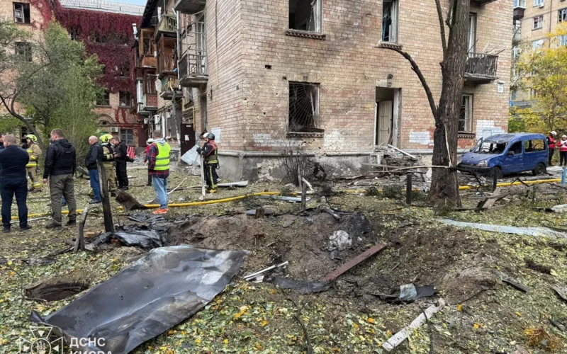 У Печерському районі Києва через обстріл загорівся автомобіль: пошкоджено будинки, п’ятеро поранених (фото)