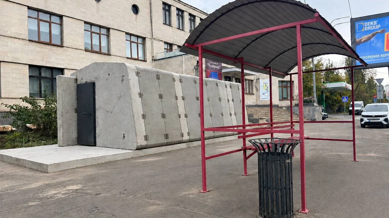 На Берестейському проспекті у Києві встановлюють перше мобільне укриття біля зупинки транспорту