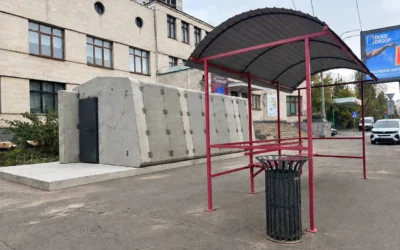На Берестейському проспекті у Києві встановлюють перше мобільне укриття біля зупинки транспорту