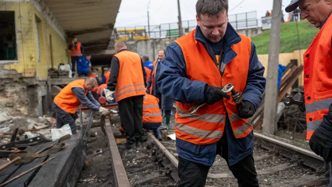 Відновлено рух поїздів на «червоній» лінії метро між станціями «Академмістечко» та «Лісова»