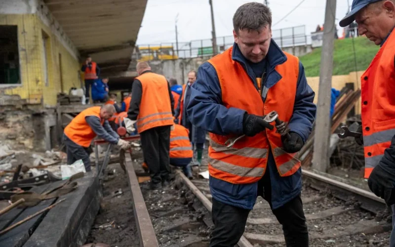 Відновлено рух поїздів на «червоній» лінії метро між станціями «Академмістечко» та «Лісова»