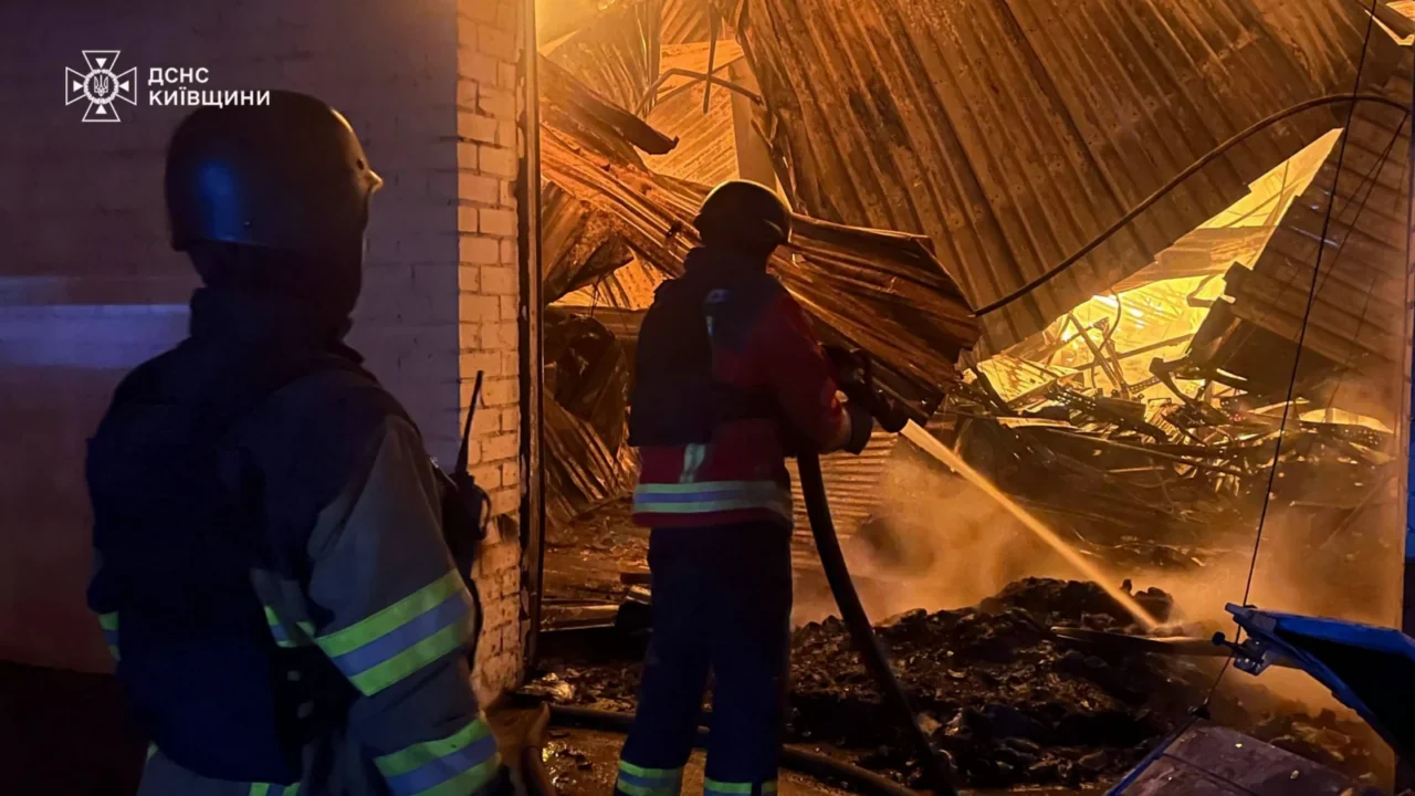 Обстріл Гостомеля: чотири людини поранені, спалахнули складські приміщення (відео)