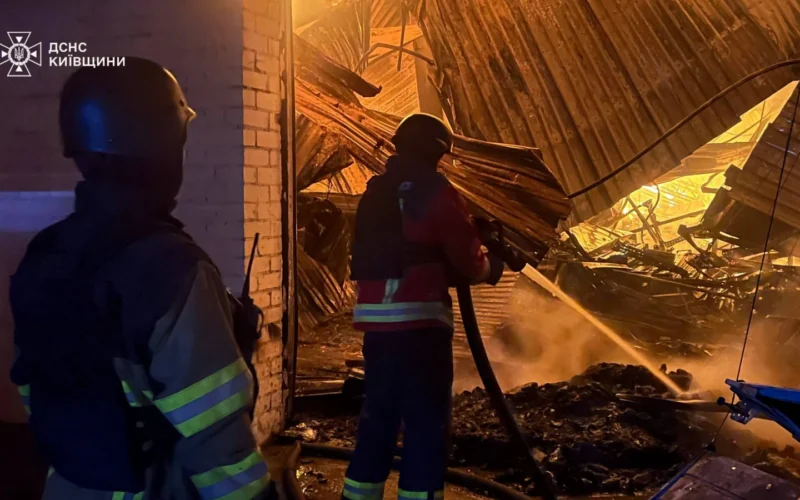 Обстріл Гостомеля: чотири людини поранені, спалахнули складські приміщення (відео)