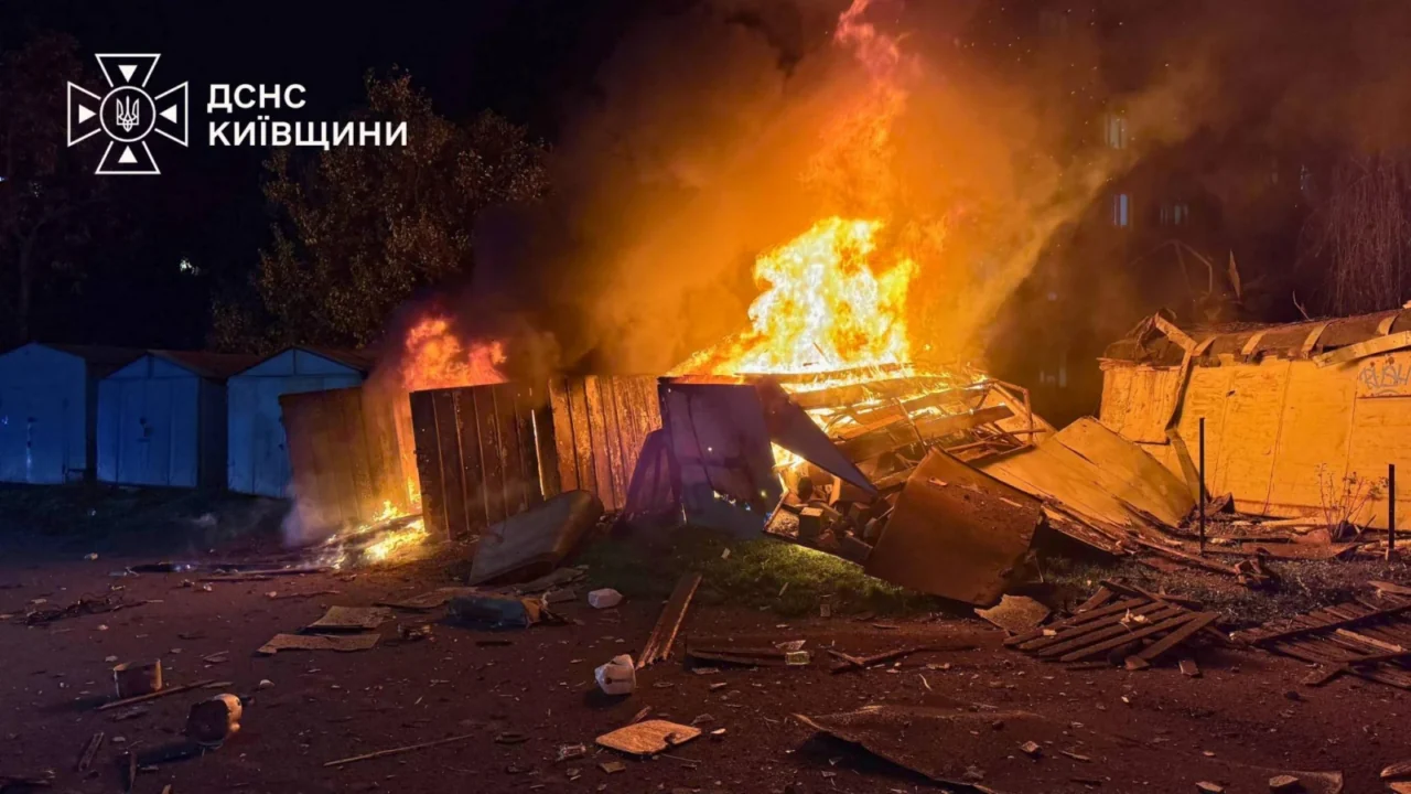 На Київщині через атаку росіян загинула людина, спалахнув гуртожиток і виробнича будівля