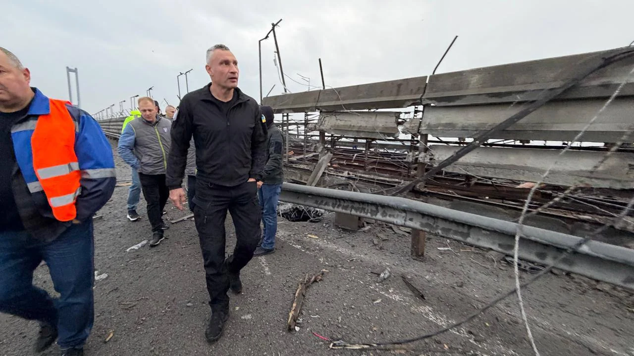 У Києві через влучання балістичної ракети перекрили Південний міст та змінили рух зеленої гілки метро