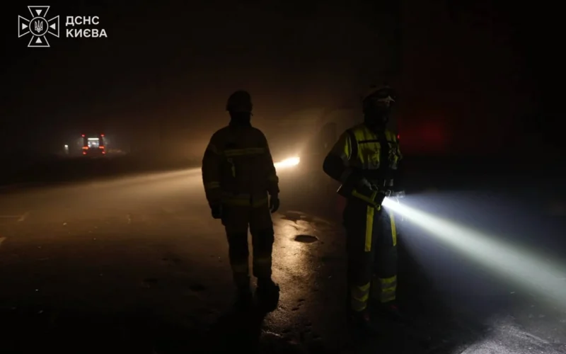 У Києві з-під завалів після російської атаки врятували собаку: його господарка загинула (відео)