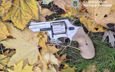Чотири постріли та спроба сховати зброю: у Києві затримали чоловіка, який застрелив перехожого в парку (відео)