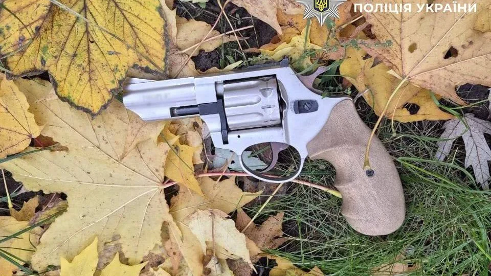 Чотири постріли та спроба сховати зброю: у Києві затримали чоловіка, який застрелив перехожого в парку (відео)