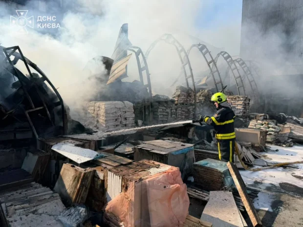 Російська атака на Київ: у двох районах є загиблі, зруйновано ангар