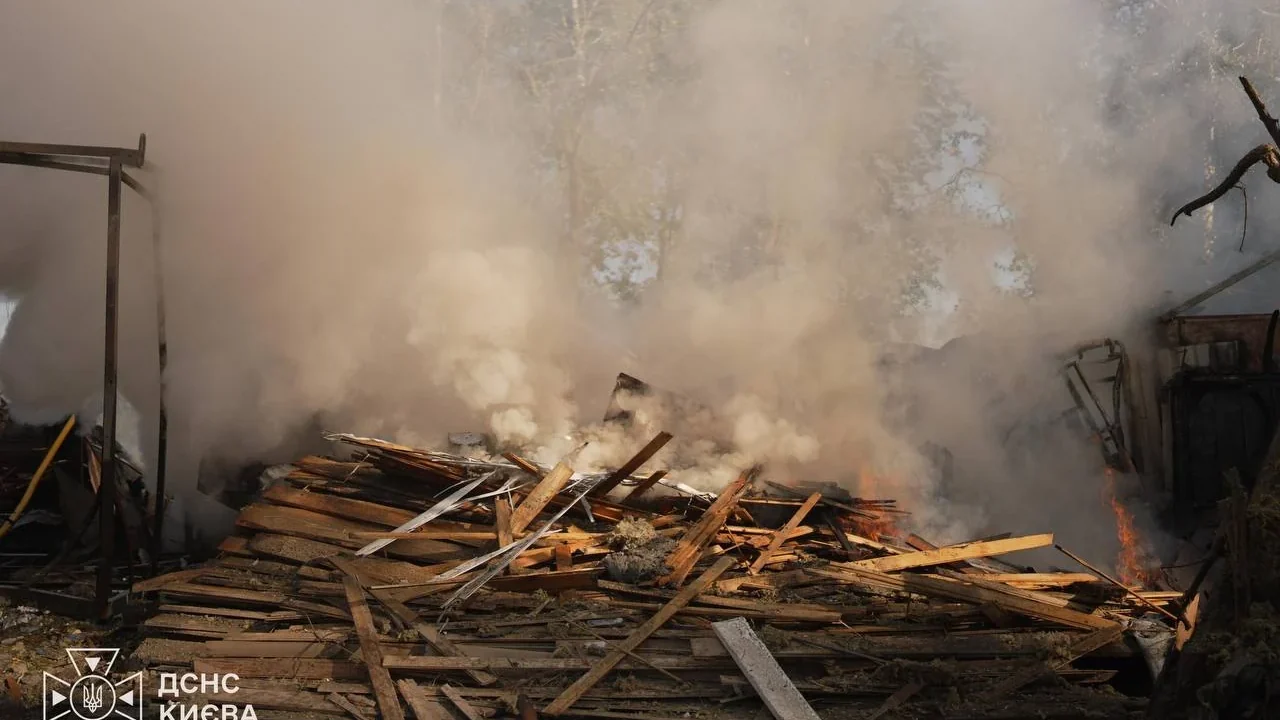 У Києві внаслідок російської атаки п’ятеро людей отримали поранення, одна людина у важкому стані (фото)