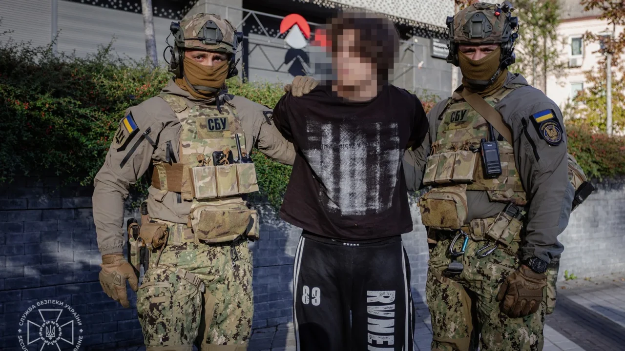 СБУ затримала в Києві 18-річного російського агента: коригував удари по Одесі й Дніпру та готував теракт у столиці (відео)