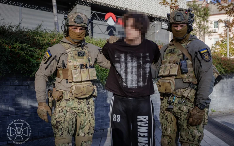 СБУ затримала в Києві 18-річного російського агента: коригував удари по Одесі й Дніпру та готував теракт у столиці (відео)