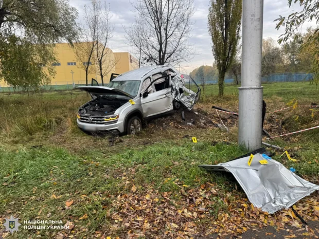 Смертельна ДТП у Голосіївському районі Києва: Volkswagen Atlas врізався в стовп, загинув 20-річний хлопець
