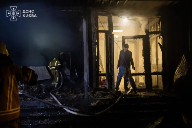 Нічна атака на Київ: у двох районах спалахнули пожежі, поранено чоловіка 