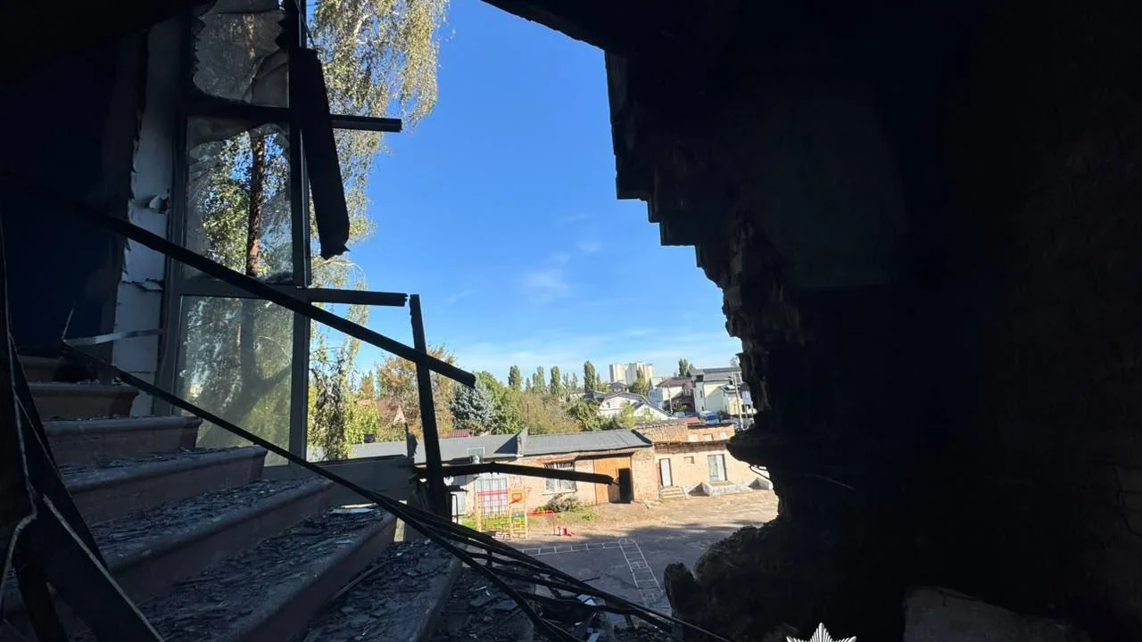 У Києві вибухотехніки вилучили нездетоновану бойову частину ударного БпЛА, яким росіяни атакував будівлю школи (відео)