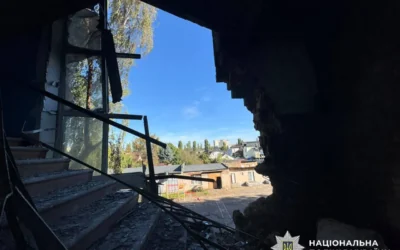 У Києві вибухотехніки вилучили нездетоновану бойову частину ударного БпЛА, яким росіяни атакував будівлю школи (відео)