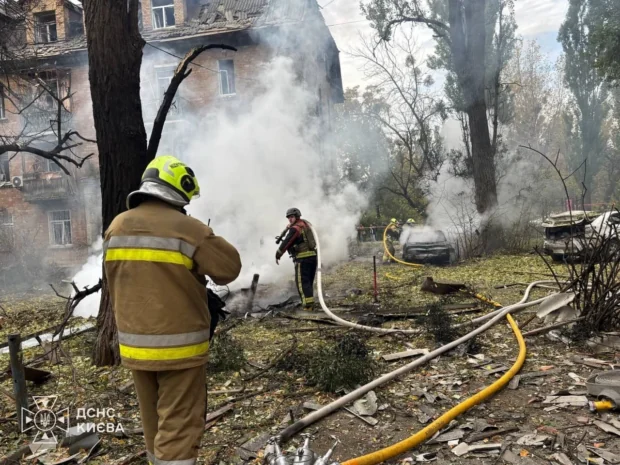У Печерському районі Києва через обстріл загорівся автомобіль: пошкоджено будинки, п'ятеро поранених