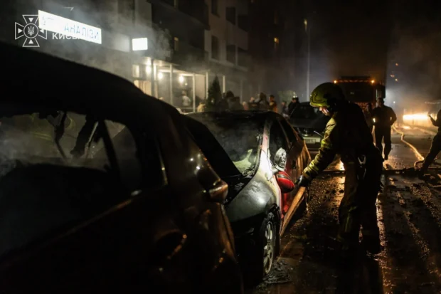 Нічна атака на Київ: у двох районах спалахнули пожежі, поранено чоловіка 