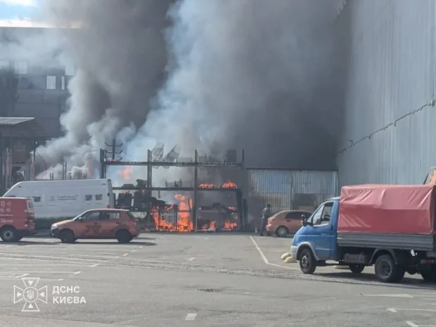 Російська атака на Київ: у двох районах є загиблі, зруйновано ангар