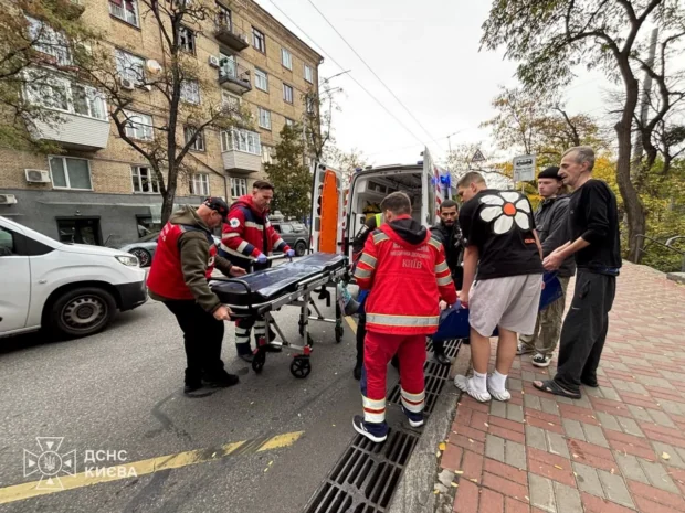 У Печерському районі Києва через обстріл загорівся автомобіль: пошкоджено будинки, п'ятеро поранених