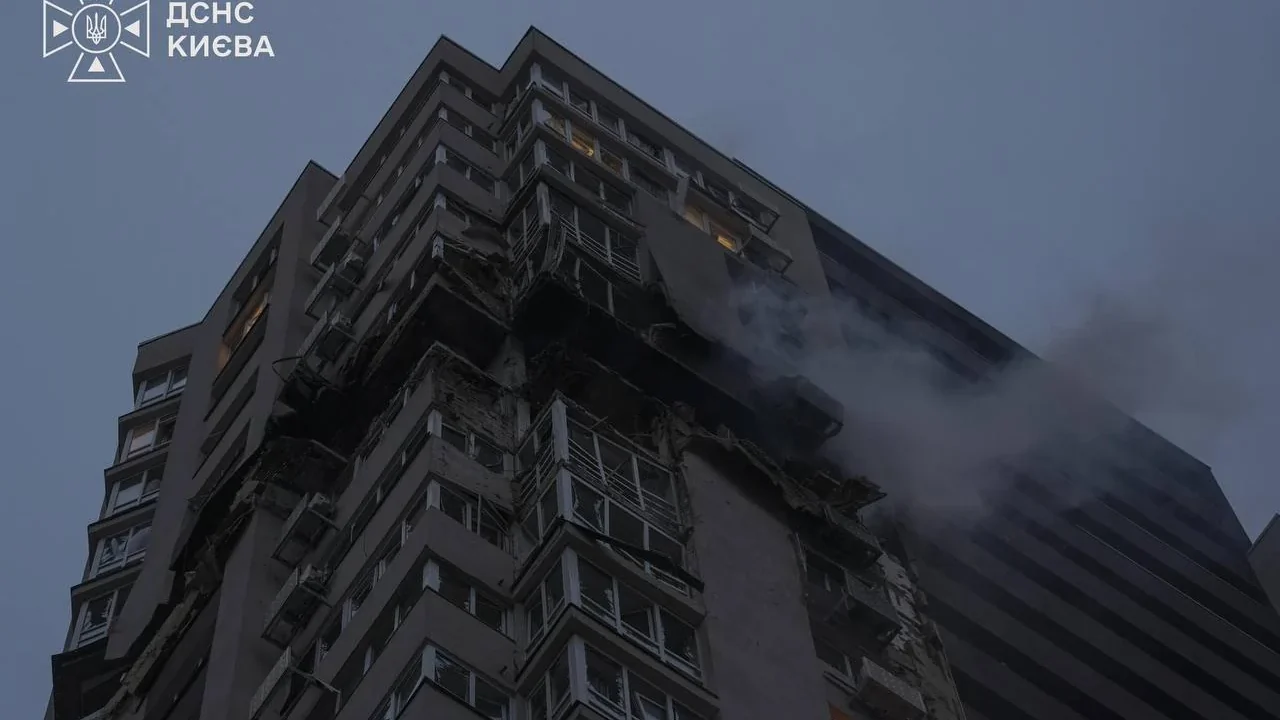 Внаслідок ранкової атаки росіян у столиці загинули дві людини (фото)