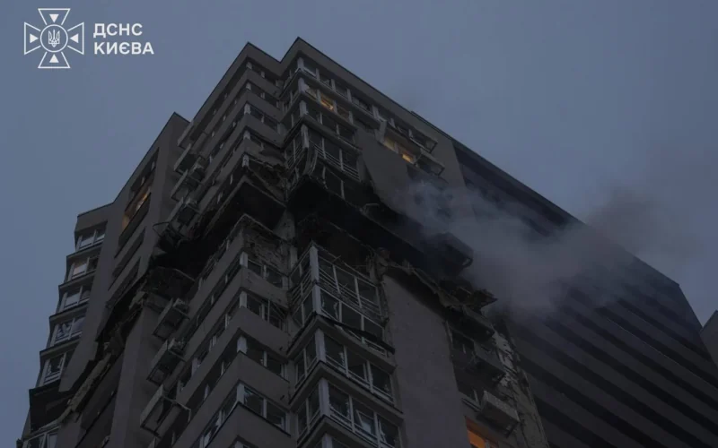Внаслідок ранкової атаки росіян у столиці загинули дві людини (фото)