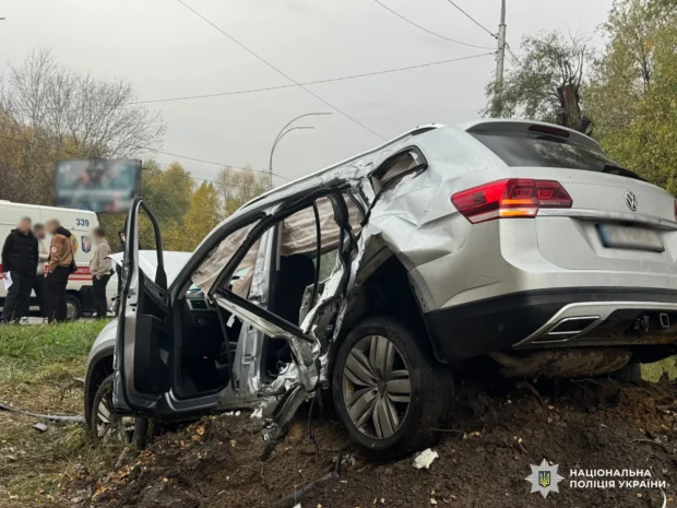 Смертельна ДТП у Голосіївському районі Києва: Volkswagen Atlas врізався в стовп, загинув 20-річний хлопець