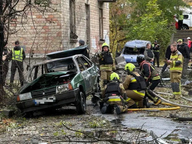 У Печерському районі Києва через обстріл загорівся автомобіль: пошкоджено будинки, п'ятеро поранених