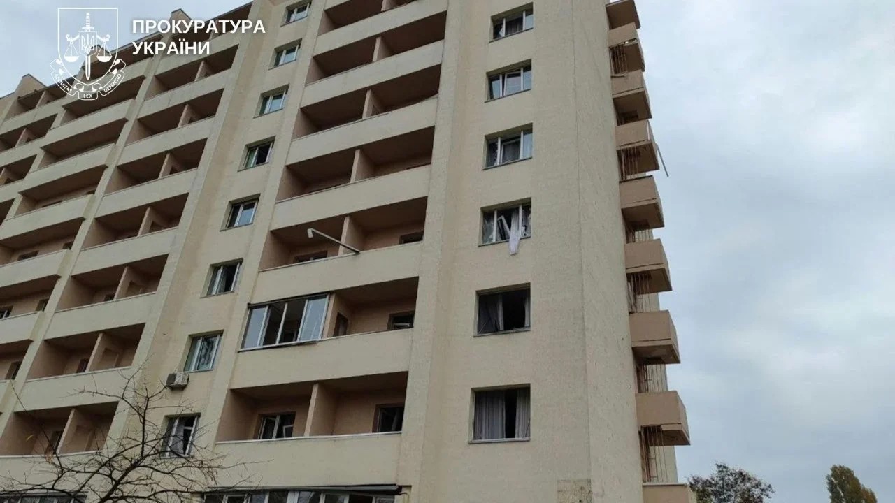 Масована атака на Київ: одна людина загинула, 15 поранених, пошкоджено гуртожиток, метро та медустанови (фото)