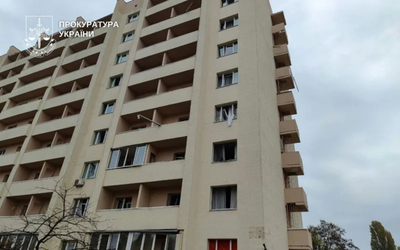 Масована атака на Київ: одна людина загинула, 15 поранених, пошкоджено гуртожиток, метро та медустанови (фото)
