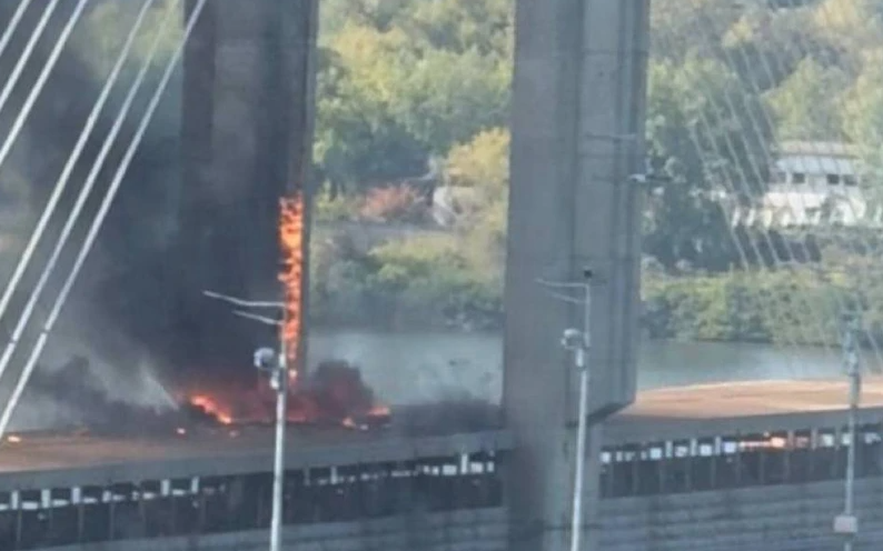 Два російські дрони влучили по Південному мосту в Києві (відео)