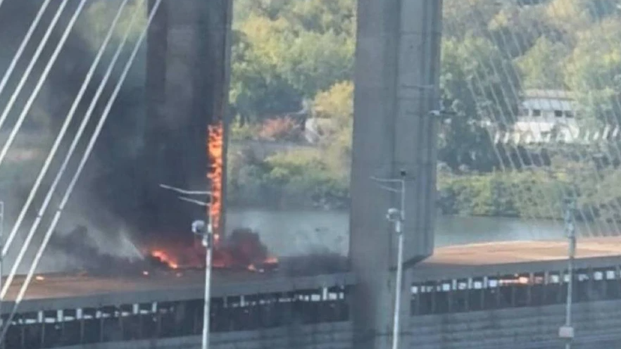 Два російські дрони влучили по Південному мосту в Києві (відео)