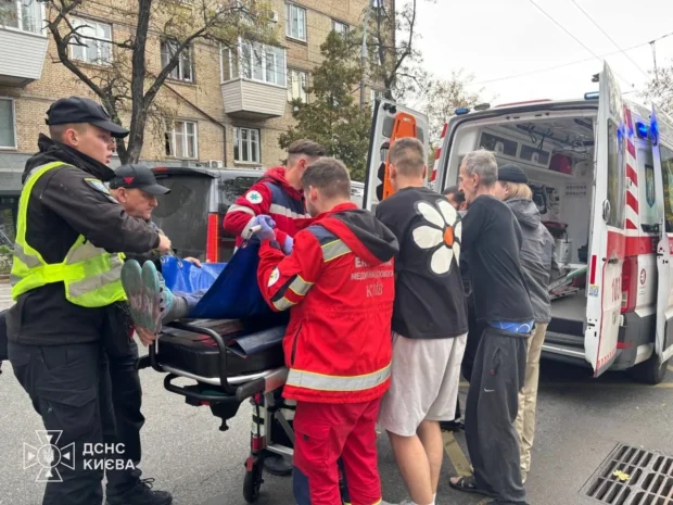 У Печерському районі Києва через обстріл загорівся автомобіль: пошкоджено будинки, п'ятеро поранених