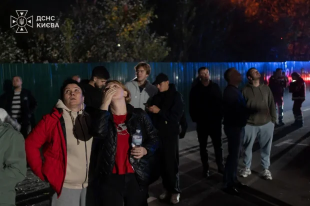 Нічна атака на Київ: у двох районах спалахнули пожежі, поранено чоловіка 