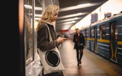 У ранкові та вечірні години пік поїзди «зеленої» лінії метро курсують за спеціальним графіком